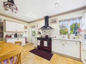 Kitchen/Breakfast Room- click for photo gallery